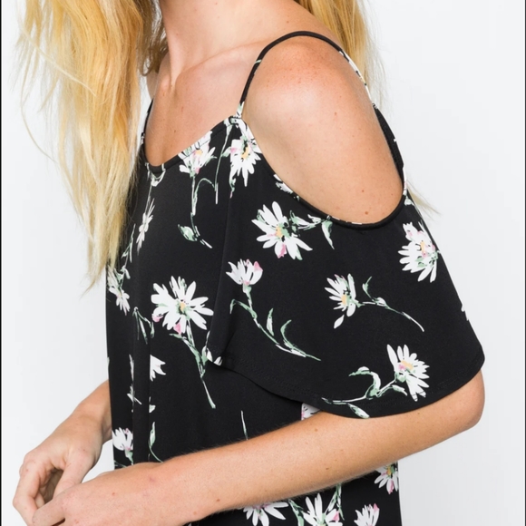 Kaileigh Valette Back Detail Cold Shoulder Knit Top - Picture 2 of 6